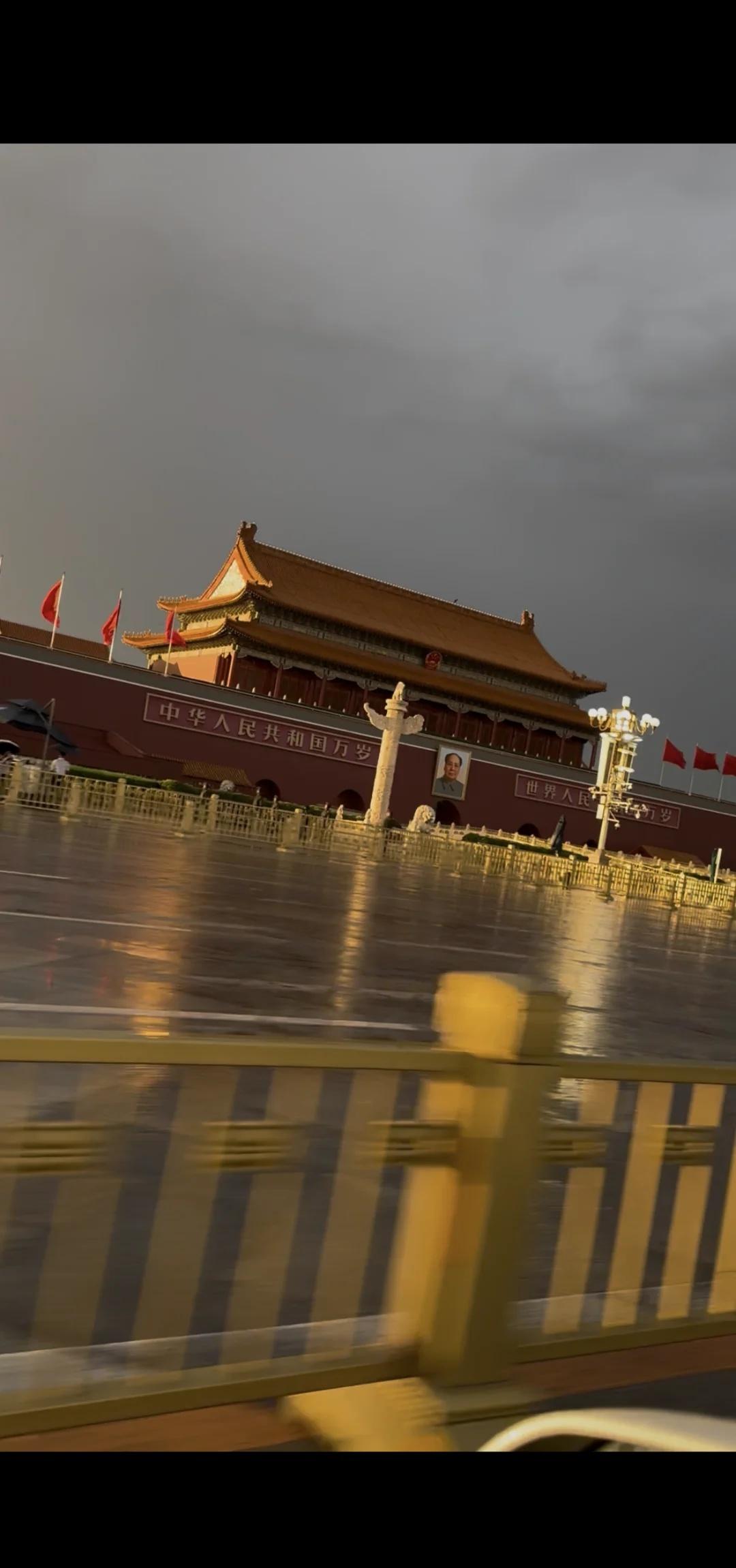 西边晚霞 东边暴雨
这几天北京的天气，果真是六月小孩的脸，说变就变。但是变的挺好
