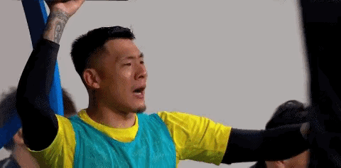 全场表现最活跃的，竟然是没有上场的王大雷。
大雷已经习惯了回回入选国家队，回回场