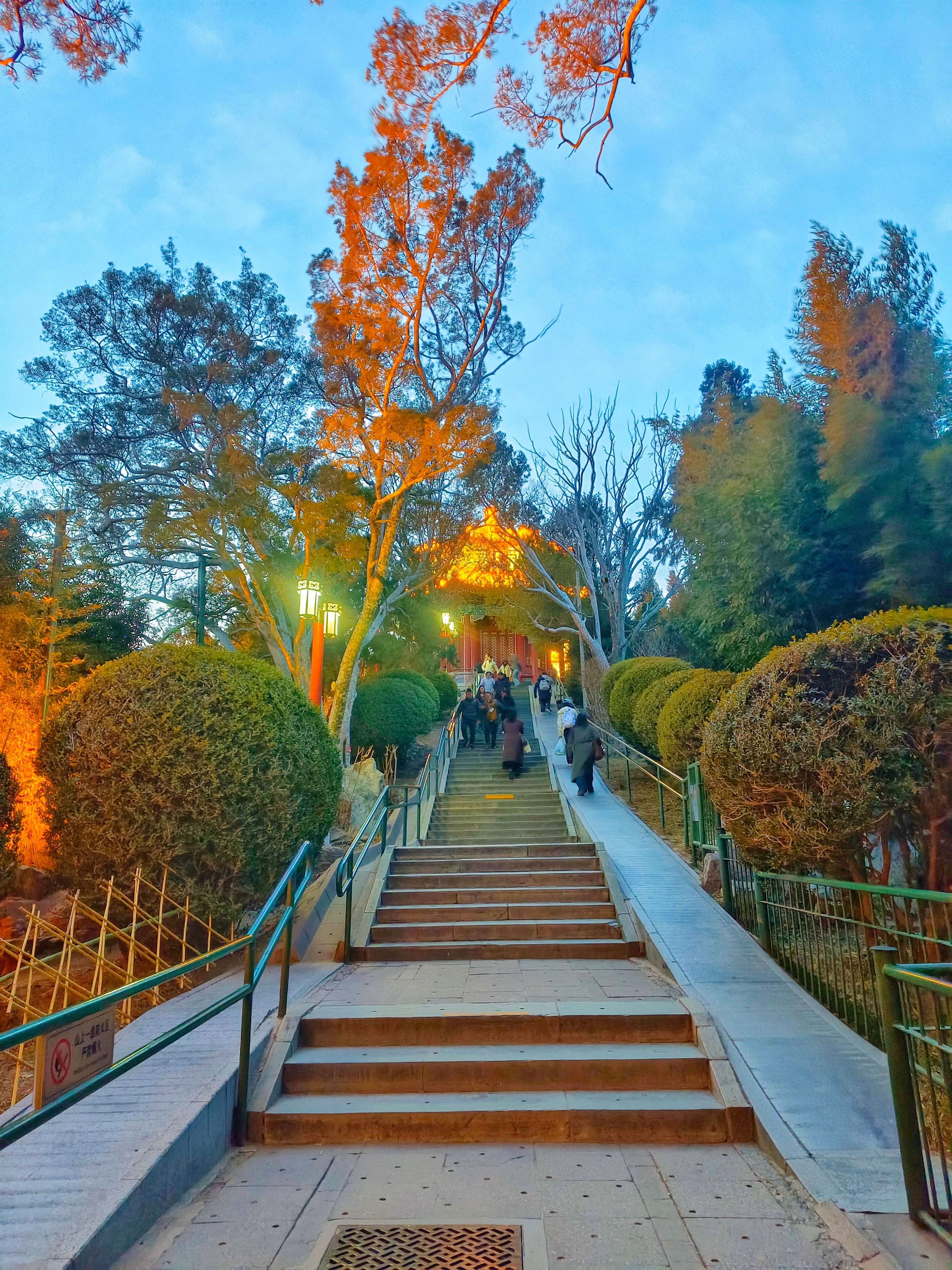 《景山公园》从南锣鼓巷漫步而来，我走进了景山公园。这座看似普通的小山，却是北京中