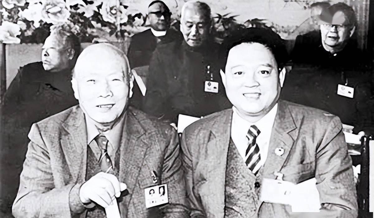 1949年12月，国民党中将宋希濂被俘后，由于穿的士兵衣服，身份没有暴露。就在他