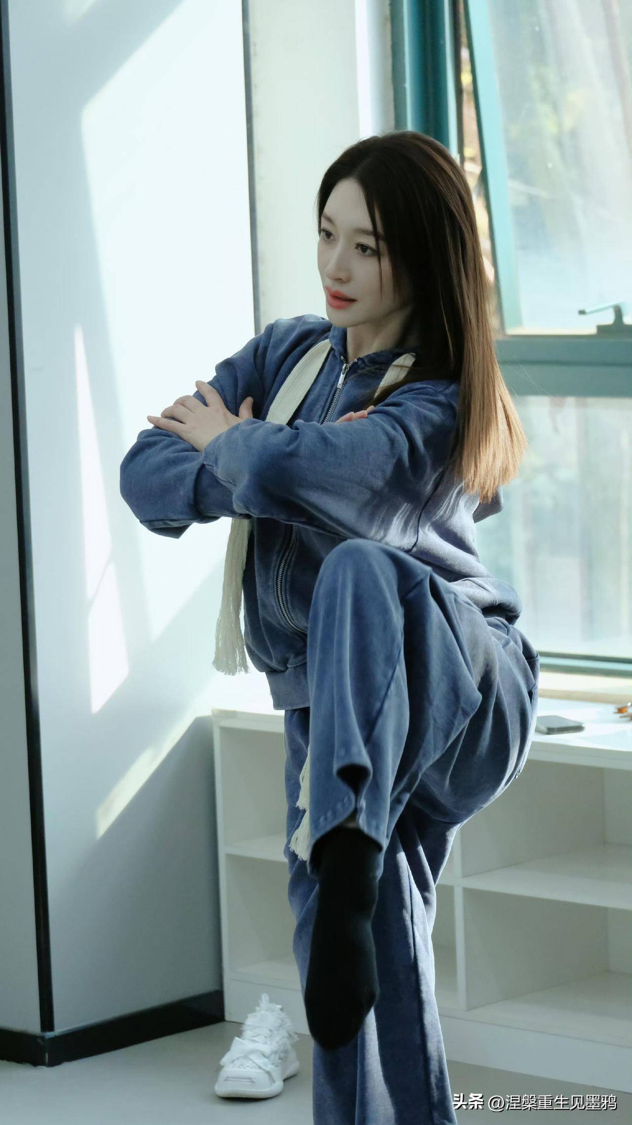 被李小冉这组训练花絮美到！状态真的绝了
这套雾霾蓝运动套装也太舒服了，流苏抽绳还