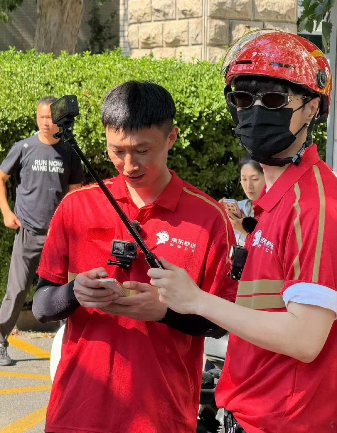 偶遇张艺兴送外卖张艺兴北京街头送外卖 偶遇张艺兴送外卖，大城市机会就是多啊！ ​