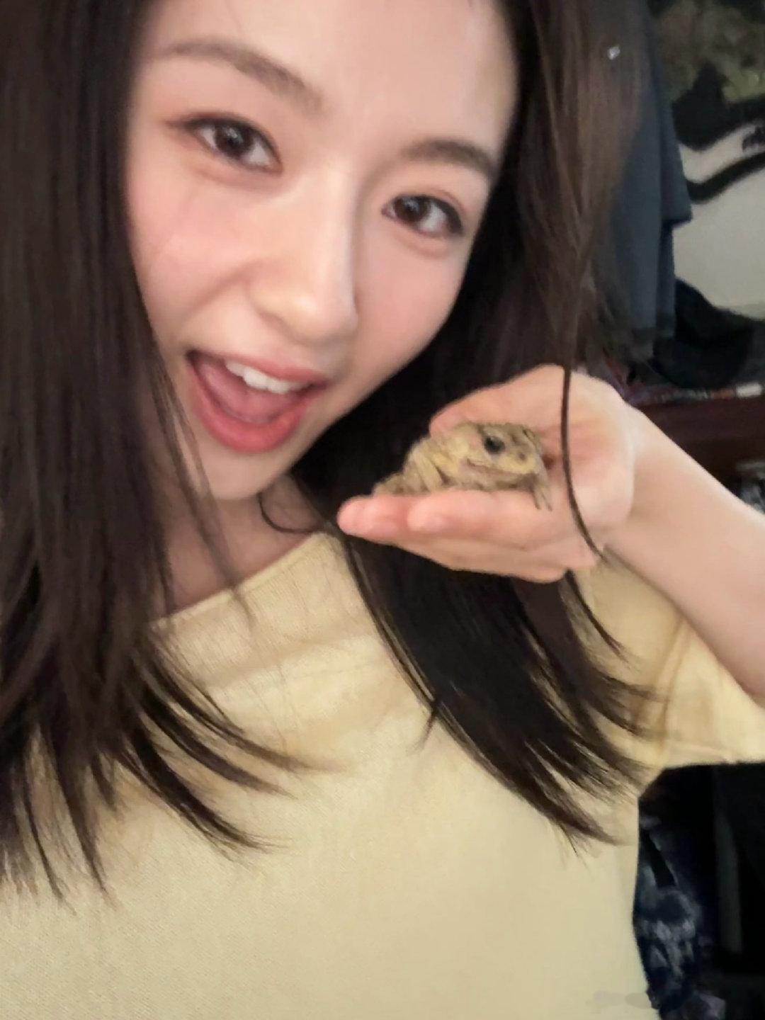 李兰迪徒手抓青蛙 李兰迪徒手抓青蛙还能面带微笑，全程淡定自如没有一丝演的成分，我