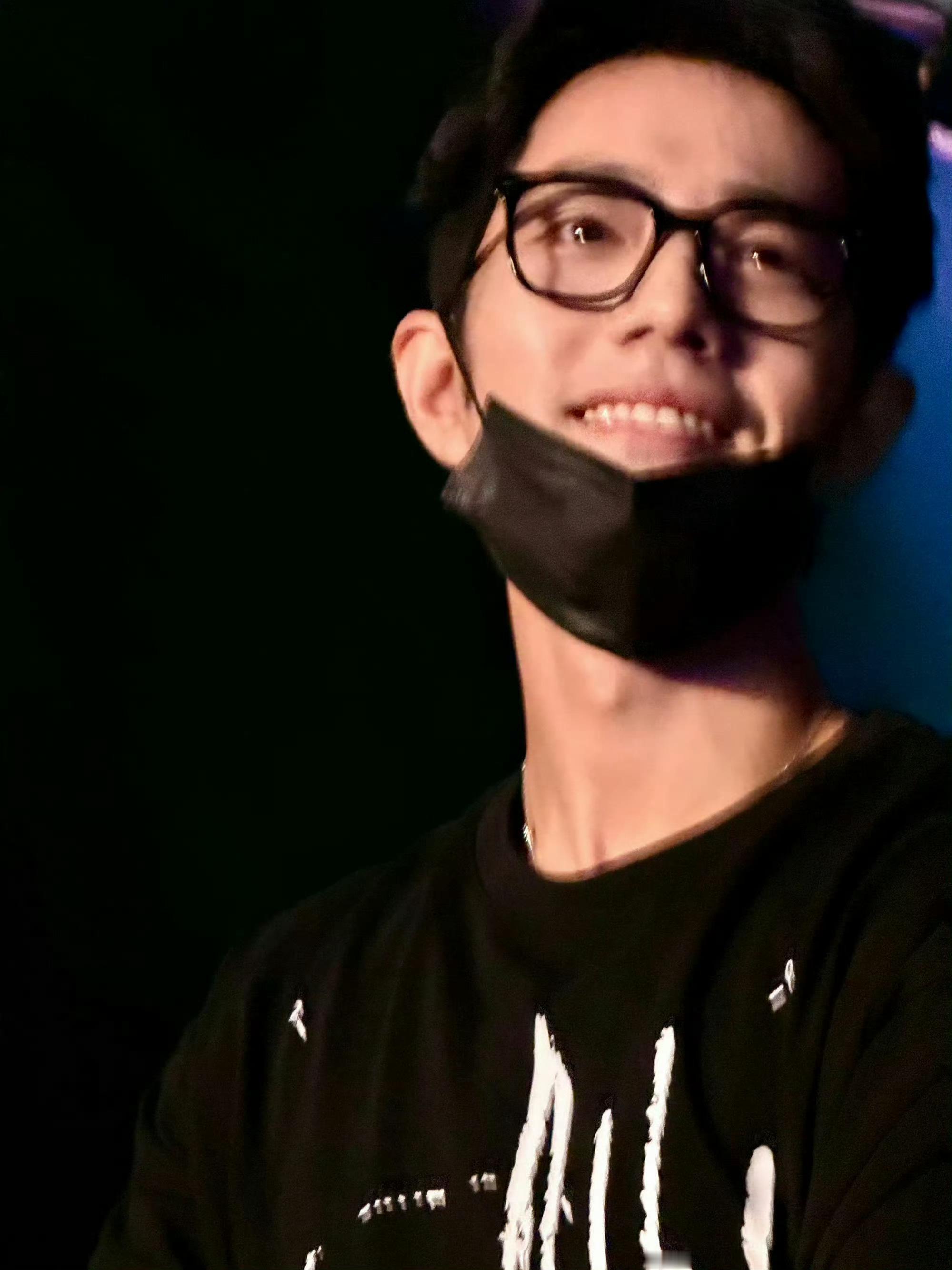 肖战去谁的演唱会就穿谁的官周衣服肖战去谁的演唱会就穿谁的官周衣服好暖心啊很尊重别