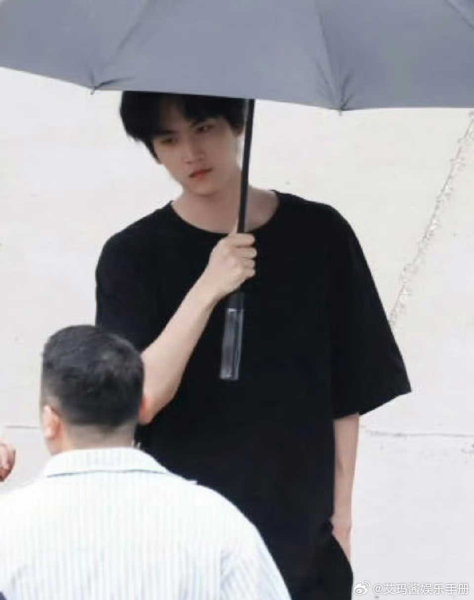 周柯宇 包上恩《炽夏》今日已开机，期待吗？ ​​​