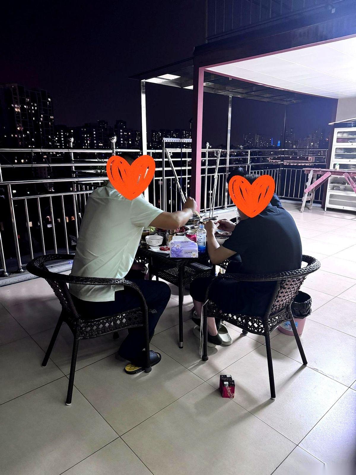 晚上9点，门铃终于响了。
老公说的“和同事来家里坐坐”，结果是4个中年男人，一脸