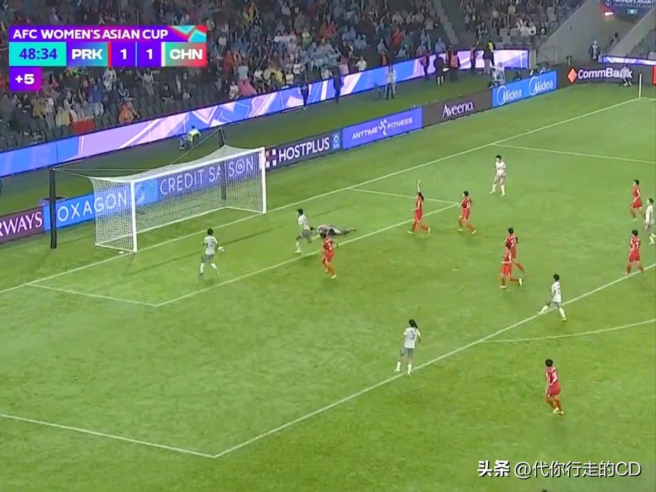 为红衣队加油了半场球，直到发现进球的是穿白衣的王霜——嗨！中国女足2:1赢了!