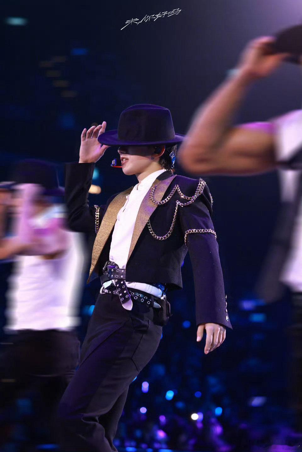 张杰点歌台 张杰成都演唱会今晚开唱 哇塞！张杰开往1982新春场成都演唱会今晚震