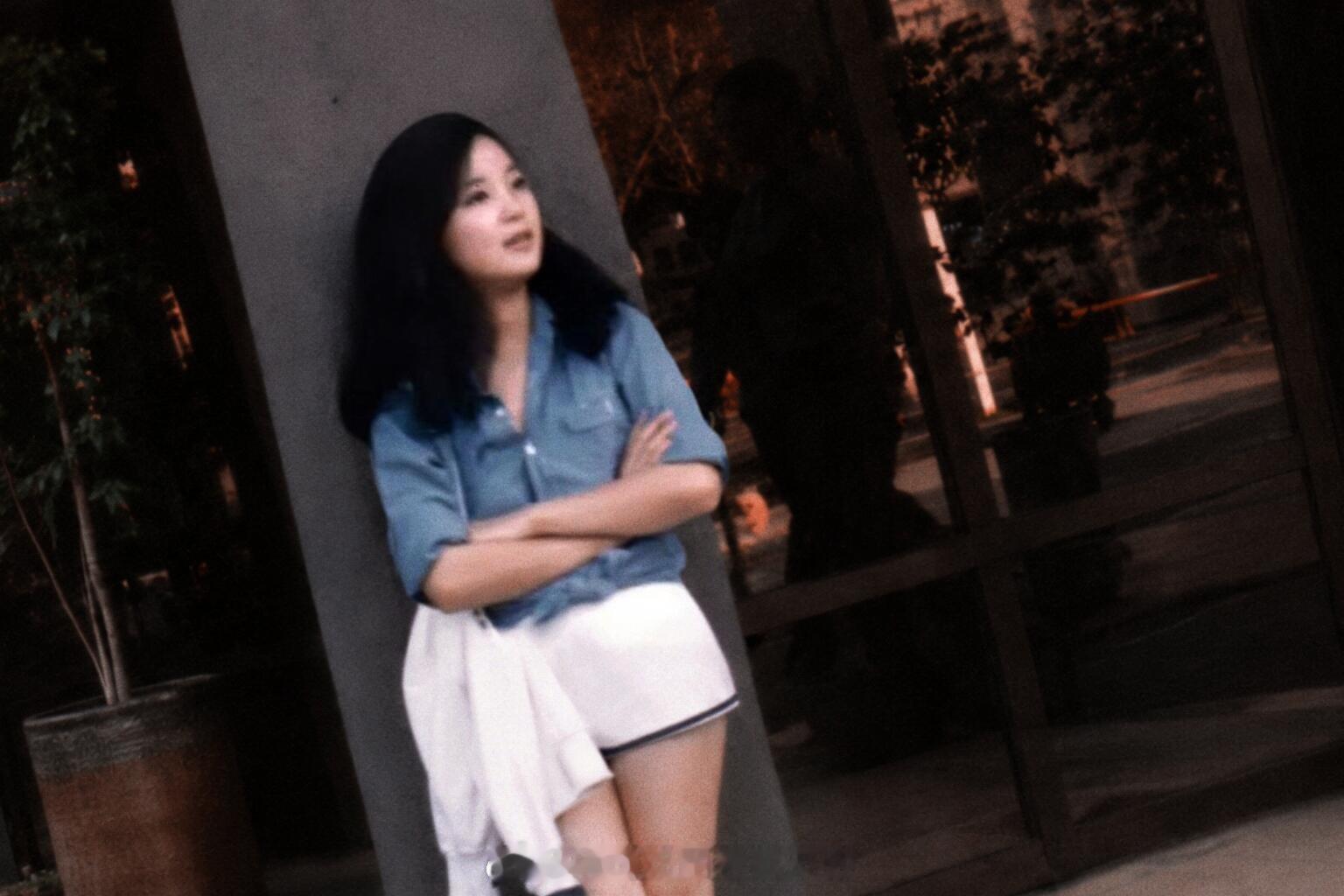 1979年4月，在美国洛杉矶拍摄《心事知多少》MV，从衣物推测，应该刚拍摄完《爱