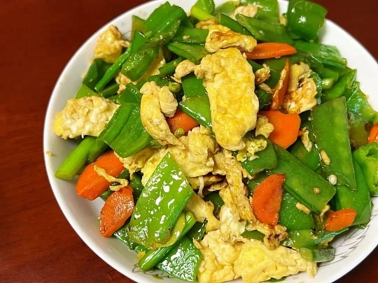 鸡蛋起到了一个混凝土的作用万物离不开鸡蛋，煎炒炸炖烘焙，没它根本粘不住、撑不起，