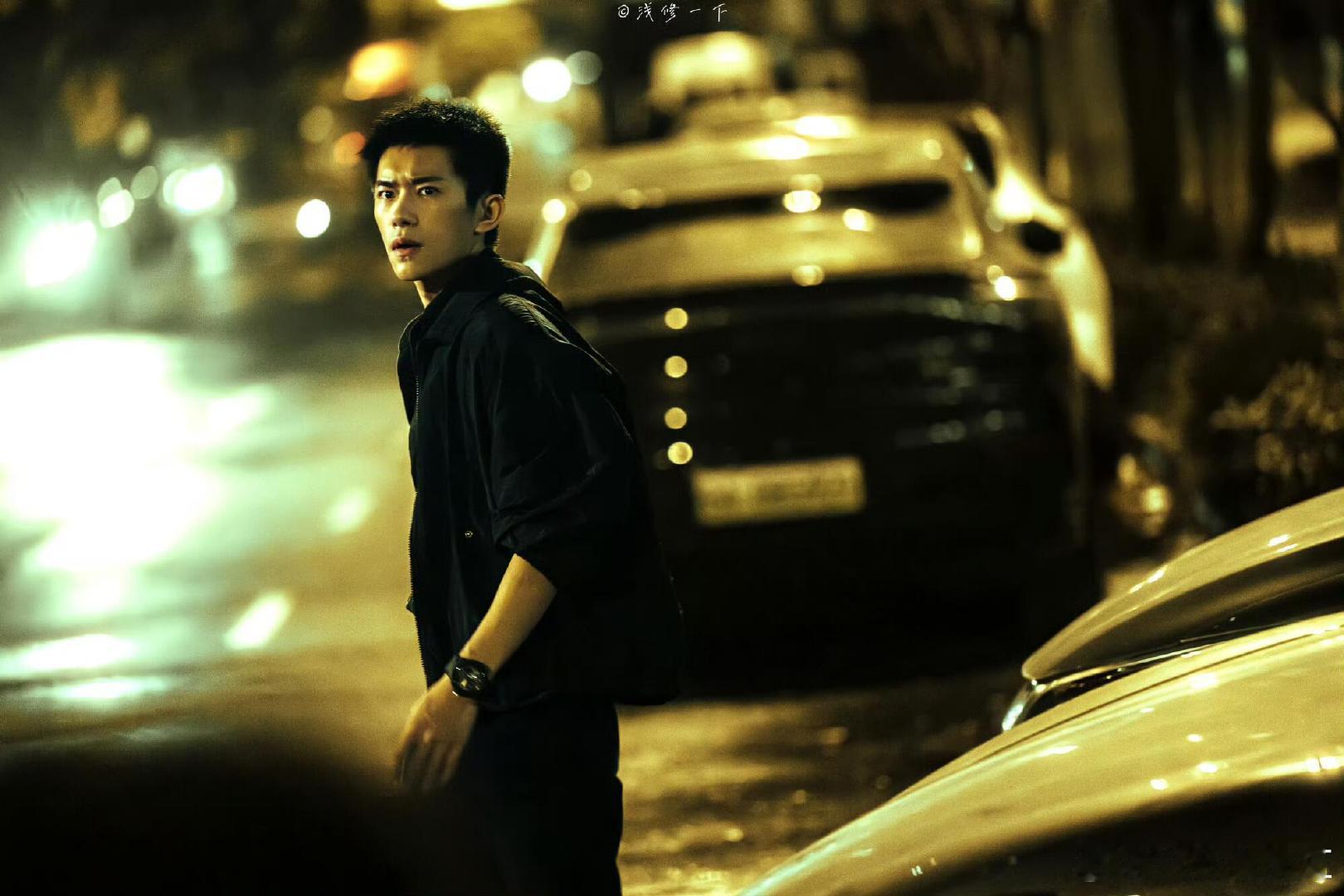 易烊千玺 易阵风 易烊千玺一跑就是易阵风！拍摄现场一骑绝尘，工作人员追得龇牙咧嘴