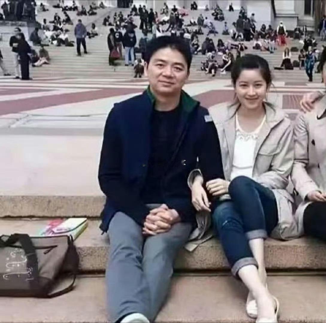 这会的刘强东三十八岁，章泽天十八岁，刚认识不久 ​​​章泽天采访 没有一个菜入味