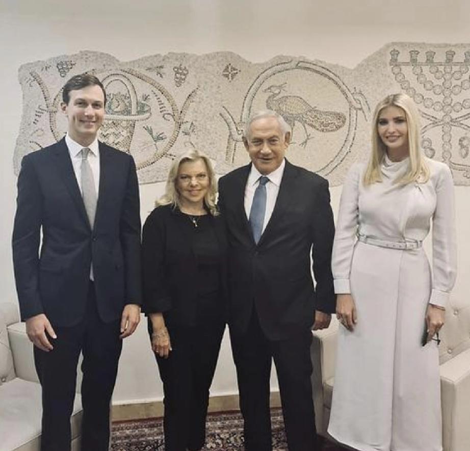 内塔尼亚胡夫妇和伊万卡夫妇。
富态的萨拉挺接地气，
高挑的伊万卡美出了天际；
两