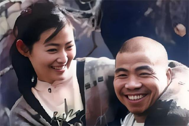 1998年，电视剧《水浒传》的拍摄现场，潘金莲的饰演者王思懿用胳膊搂着武大郎的饰