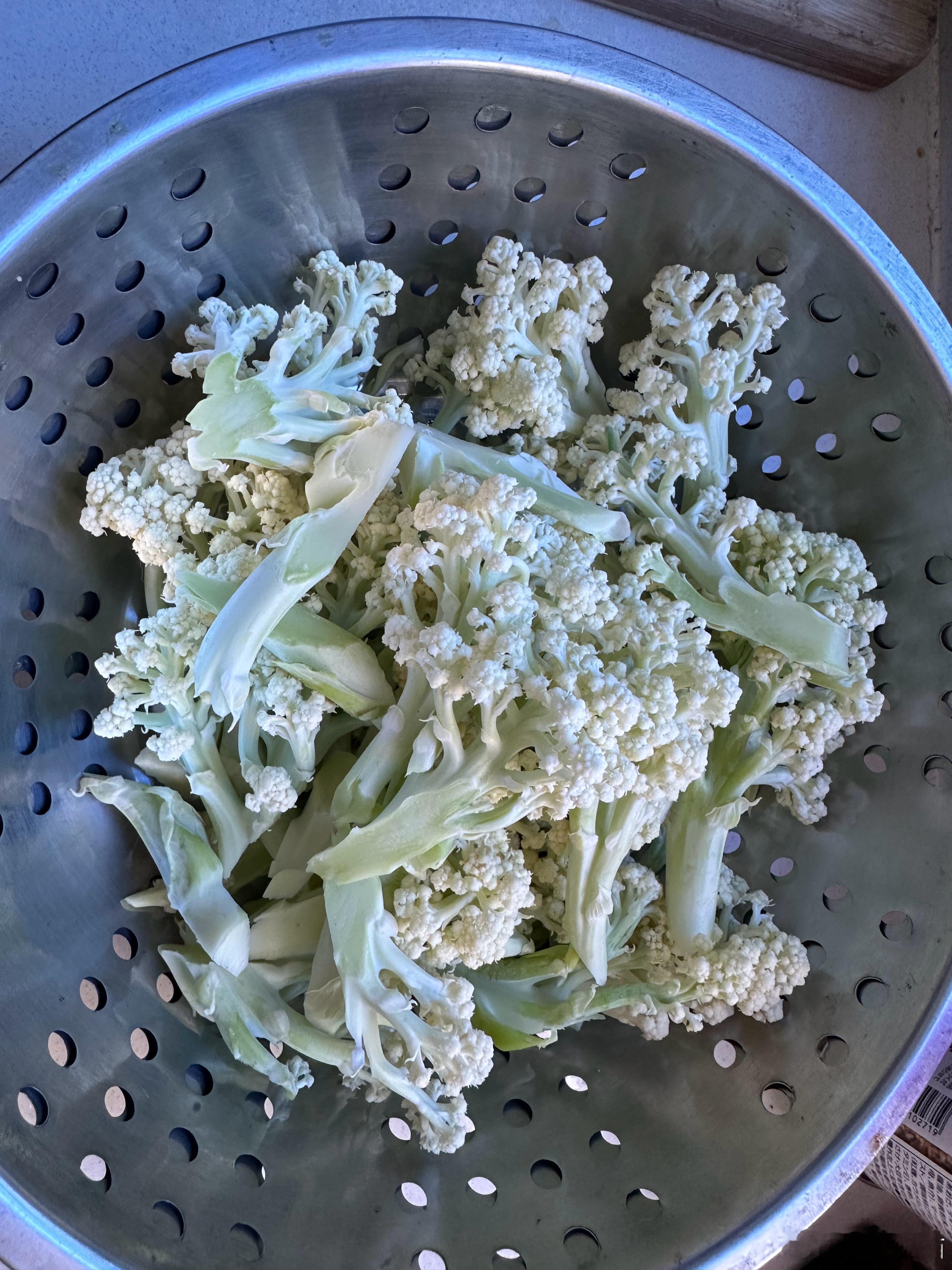 中午原本准备烧花菜吃。把花菜切成小块后，越看越像癌症晚期病人大网膜和肠管表面长起