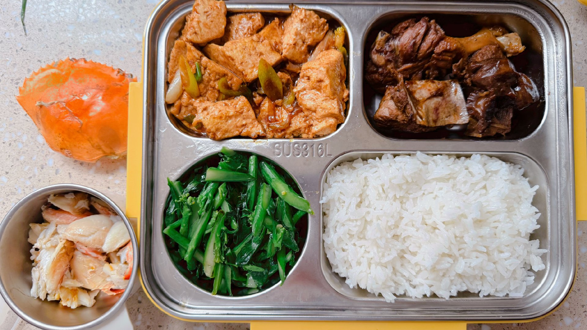 脚踝一直没能完全恢复，只能减少走路，这段时间送饭基本都由闺女代劳了。还好这小子课