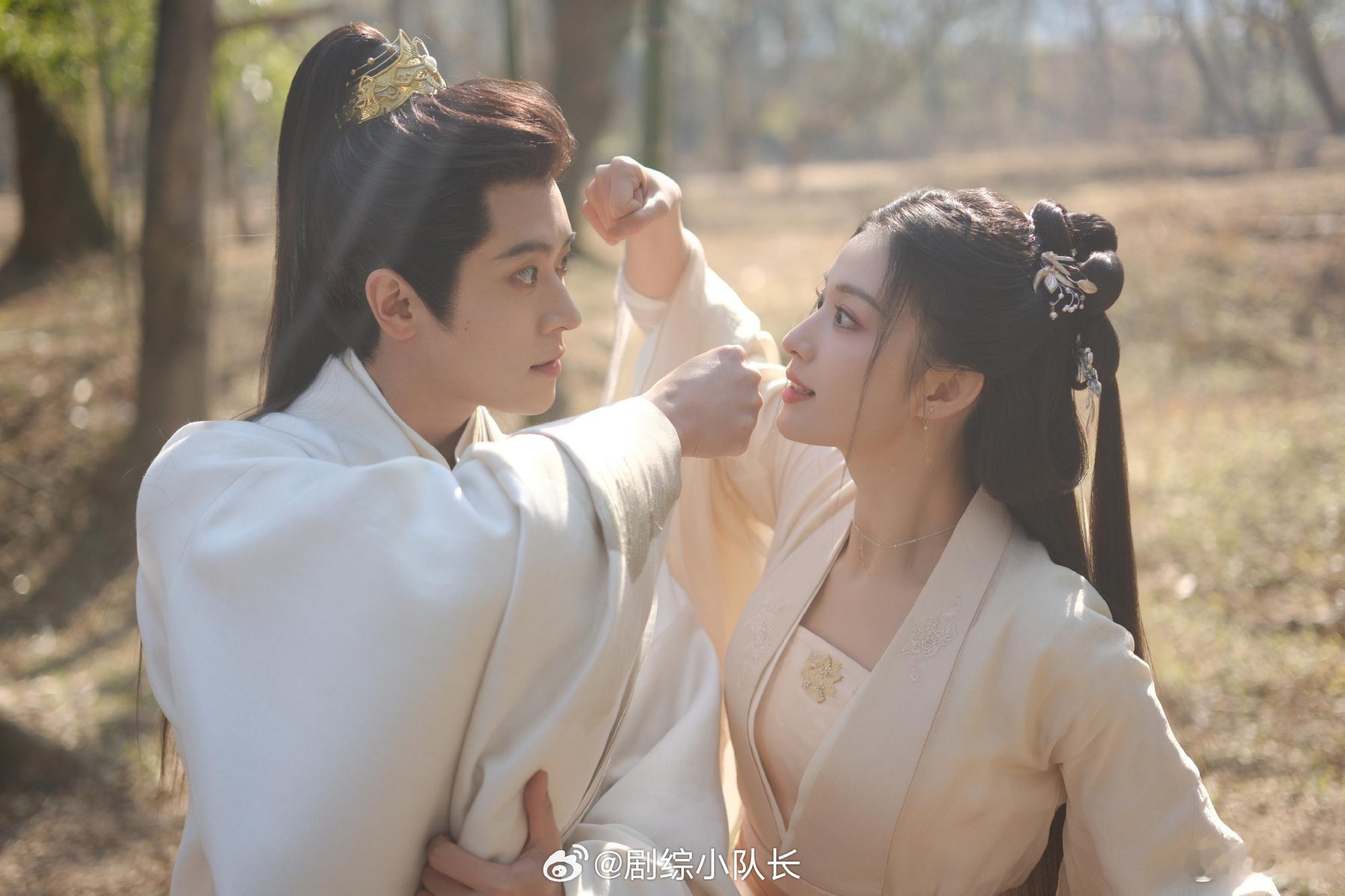 丞磊发了九宫格双人照刷到丞磊发的九宫格直接给我整不会了，每张图都值得裱起来细细品