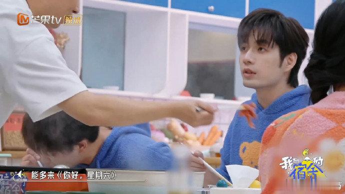 张颜齐[超话]张颜齐担心吃了这顿没下顿张颜齐被问住的瞬间，空气都凝固了吧？菜在筷