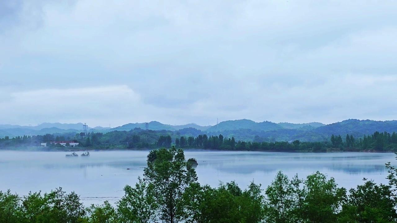 🌿天青色需要烟雨才能烧制，而我在湖边等一场雨。
站在淠河岸边，远山如黛，湖水氤