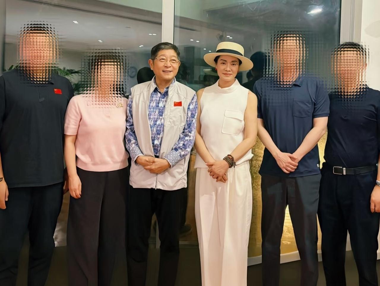 毛阿敏与王汝刚一起参加聚会，
63岁的毛阿敏一身白色套装，
头戴休闲礼帽，
优雅