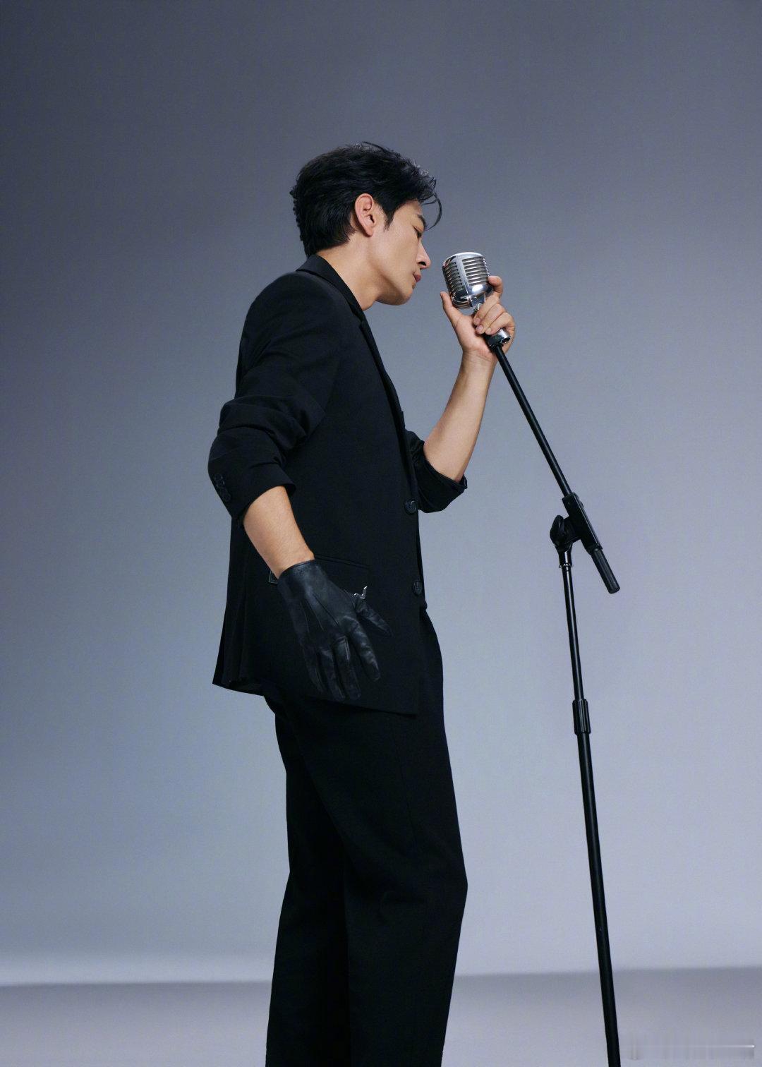 李光洁披哥收弟机披荆斩棘李光洁姚琛初舞台结束就心心念念等着和李光洁击掌，满眼都是