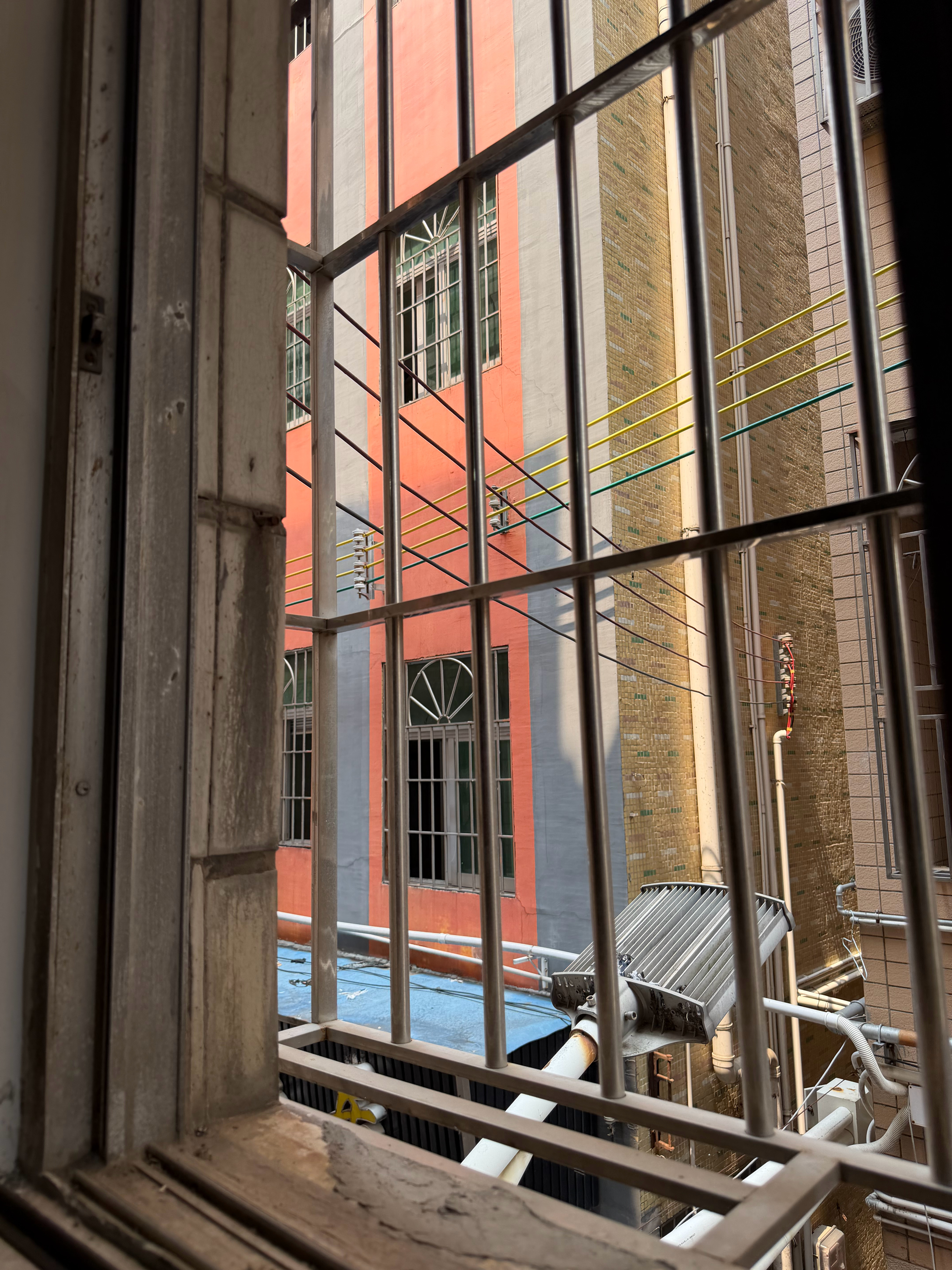 中午11点了，那种暴晒的太阳光，还没有照进来，住进深圳城中村手拉手的房子，最渴望