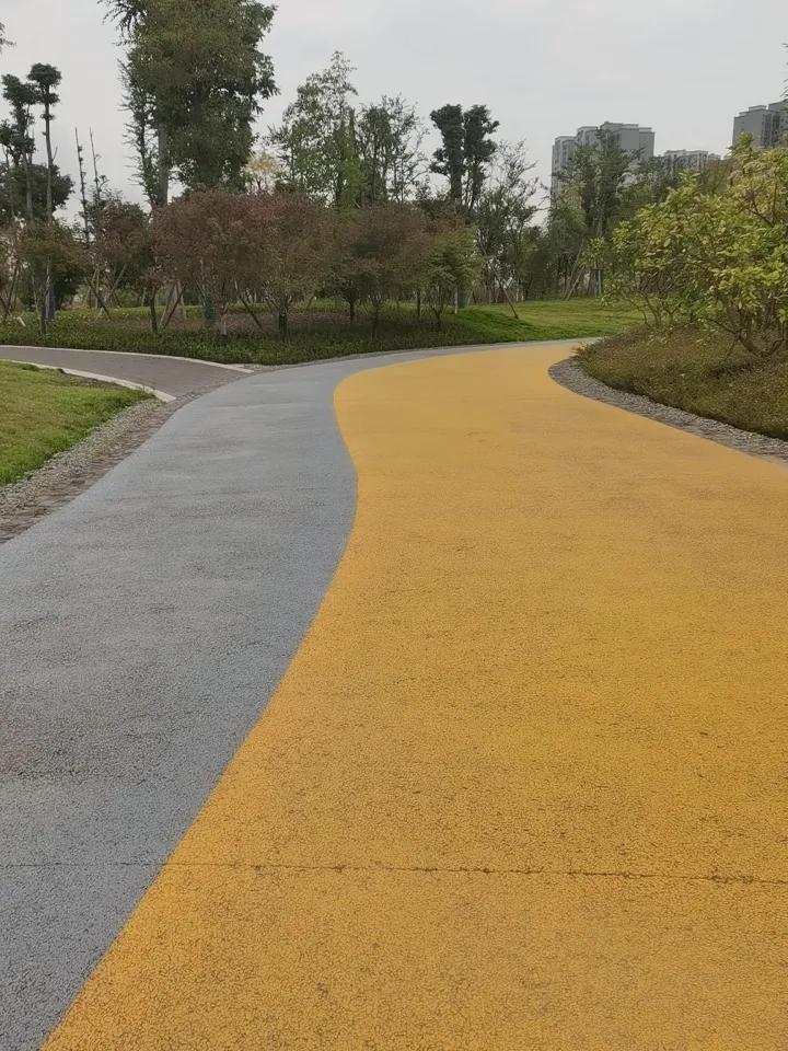 创作训练营开营啦下午来到马塔洞中央公园逛逛。此处近郊，原规划为新区中央。因为种种