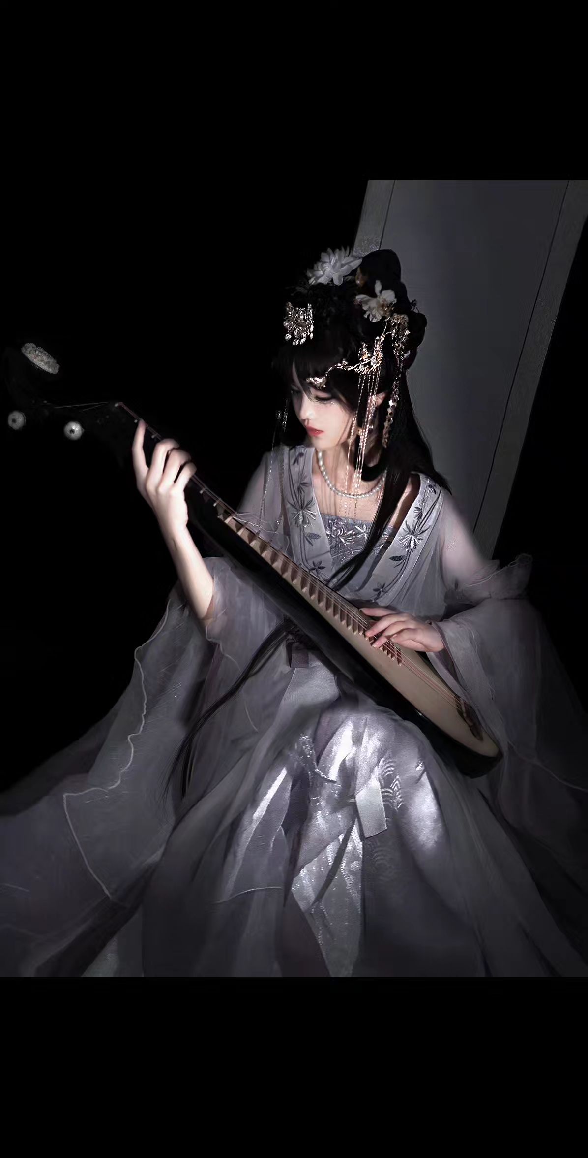 嘈嘈切切错杂弹，大珠小珠落玉盘。