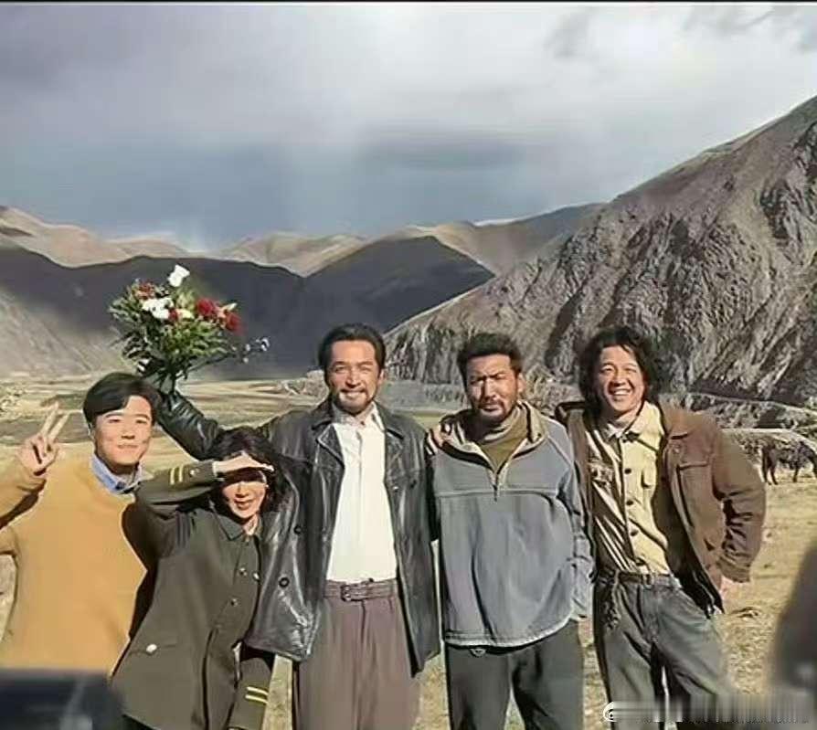 杨紫胡歌生命树杀青合照杨紫胡歌生命树杀青大合照杨紫胡歌生命树杀青合照，期待，[爱