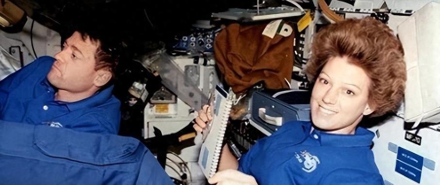 [中国赞]除了要扛住辐射、骨流失、肌肉萎缩这些太空通病，女宇航员还要额外面对一个