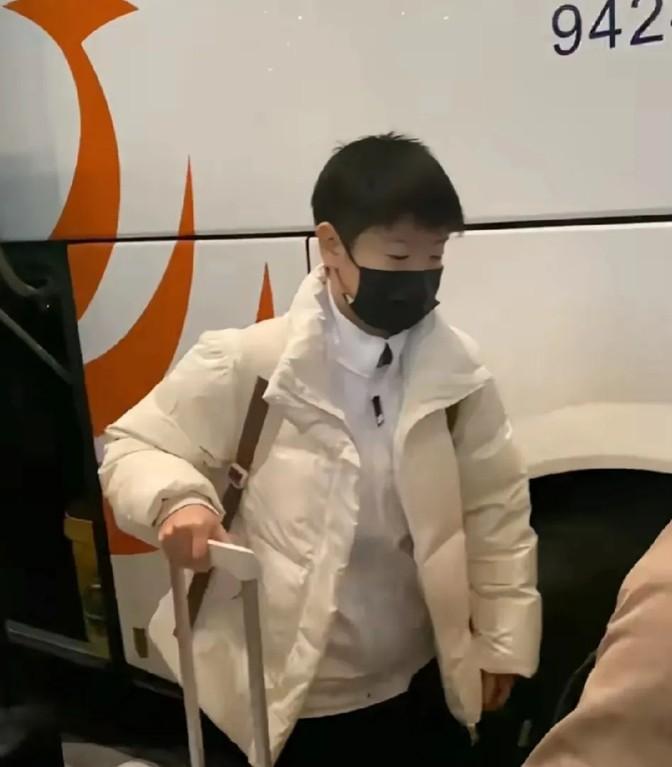 凌晨四点的机场，莎莎一个人成了焦点。白色羽绒服，黑色口罩，这打扮，美得有点过分。