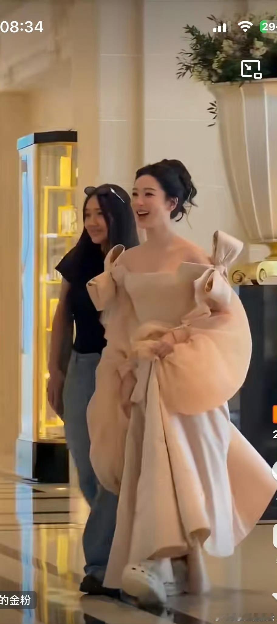 杨紫穿洞洞鞋配公主裙  杨紫有种松弛感 最打动我的不是公主裙有多好看，而是杨紫身