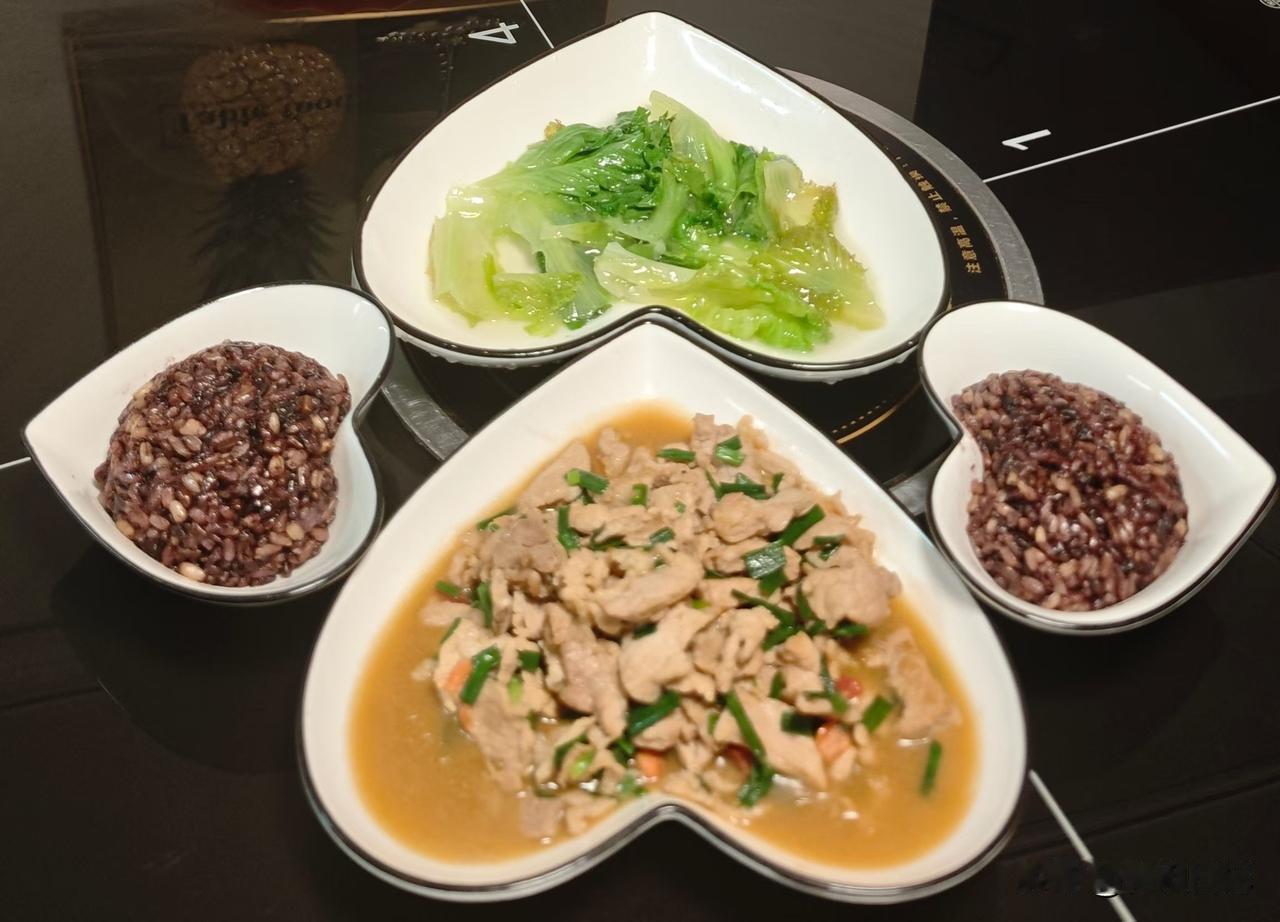 杂粮饭贵过肉，那就不吃饭多吃肉！
反正肉更划算，还能解馋。

这年头，菜比米贵，