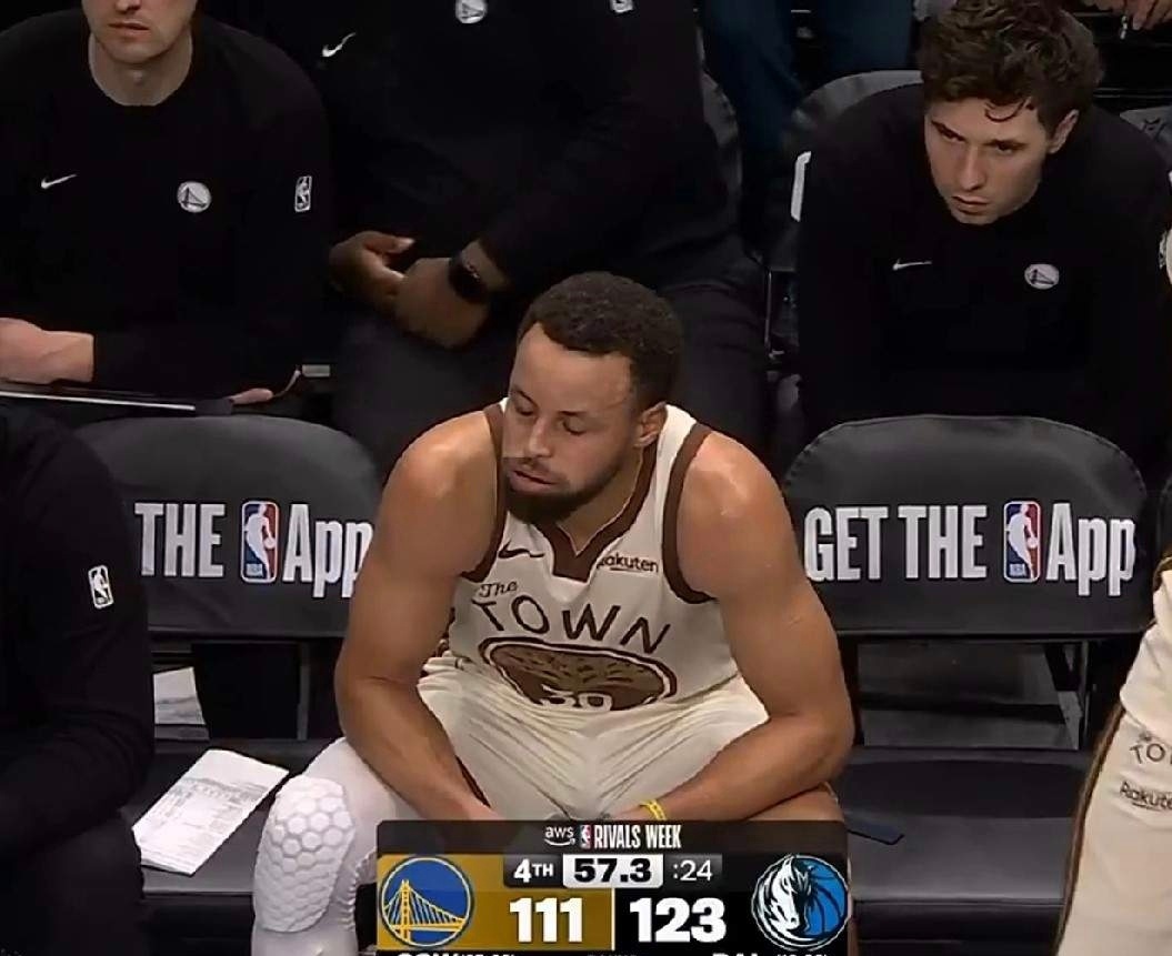 库里无奈掩面啊！勇士队再度输球，以115-123不敌独行侠队，遭遇了两连败。本场