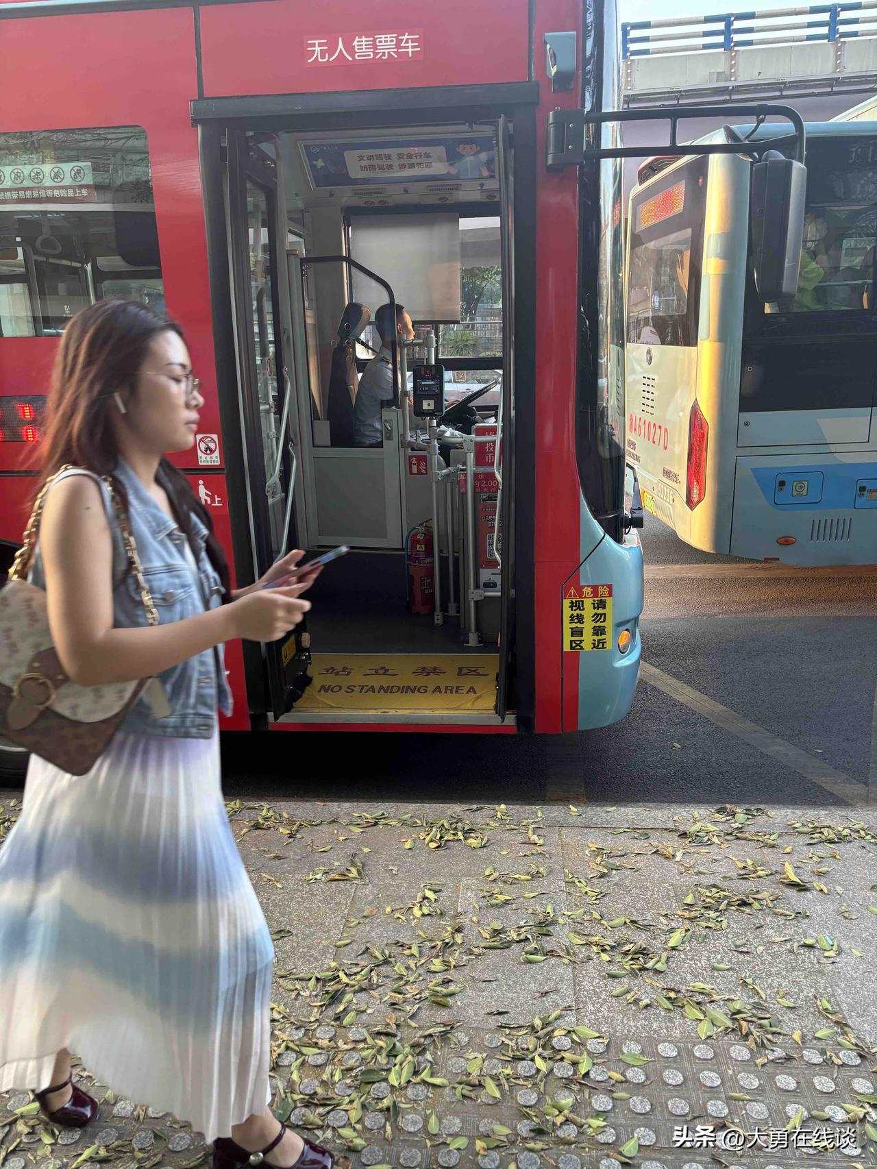帮我换“10块钱现金”？这是什么骗局？

刚才下班路上遇见一个女的，找我换10块