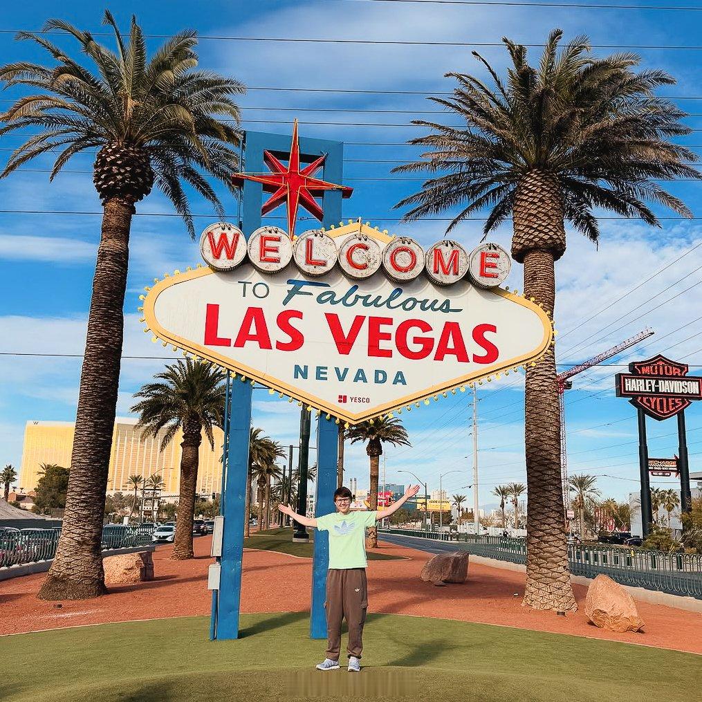 乒乓群星度假第二波。肖瑶茜去欣赏极光，米特哈姆提前到拉斯维加斯。 