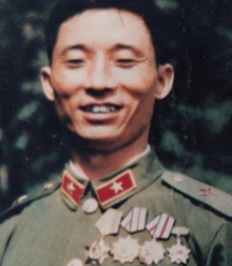 1978年，26岁的副连长刘保健回家探亲，父母催婚催得急，他硬着头皮相亲，却在村