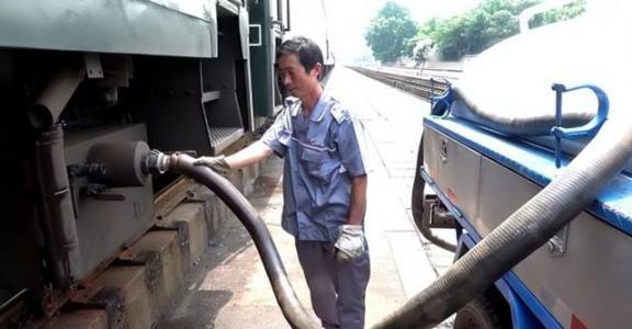 中国高铁就快被粪便淹没了！2023年，香港评论家史蒂芬•陈声称，中国高铁“粪便处