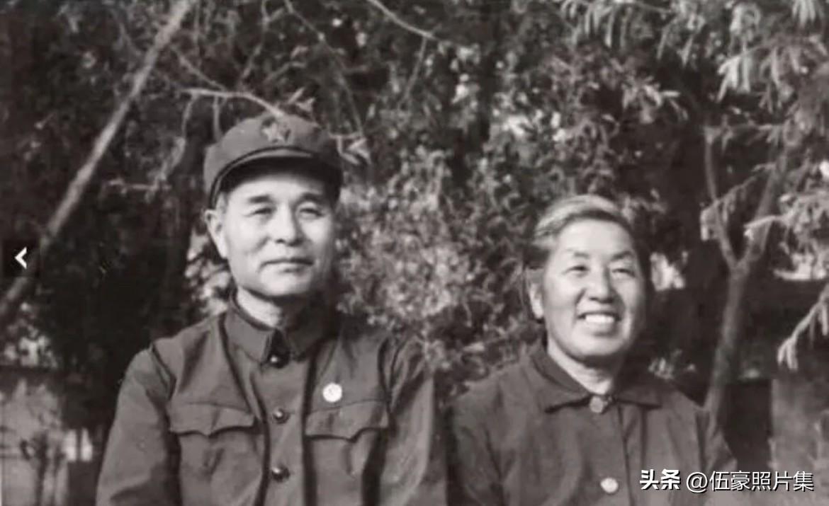 “两弹一星”功勋奖章获得者程开甲与妻子高耀合影。1941年，23岁的程开甲从浙江