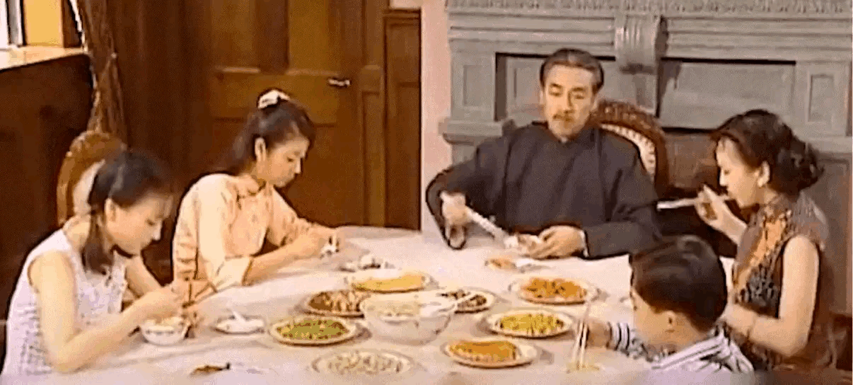 胳膊伸老长，就是够不着[捂脸]
这桌子看着气派，就是对主座的人不友好