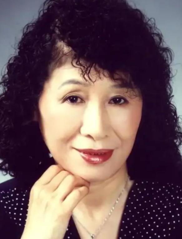 她是开国上将叶飞的女儿叶之枫，身为国家经委进出口局技贸结合处副处长，却勾结他人泄
