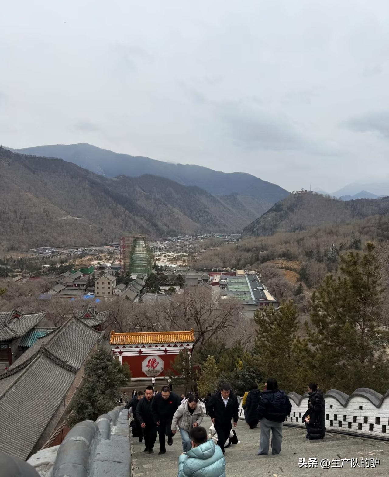 前天到达五台山景区北门，车辆可直接进入，19:00之后基本无管控。住宿鑫悦居民俗