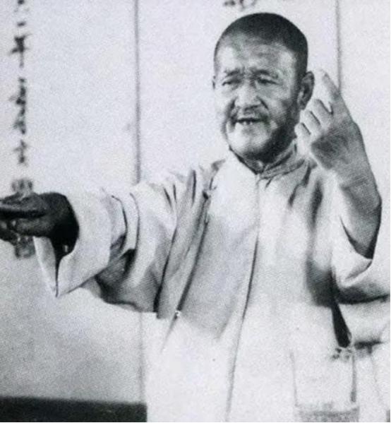 张寿臣在北京相声界一手遮天，想让谁降辈就让谁降辈，唯独不敢动马三立。不是他不想，
