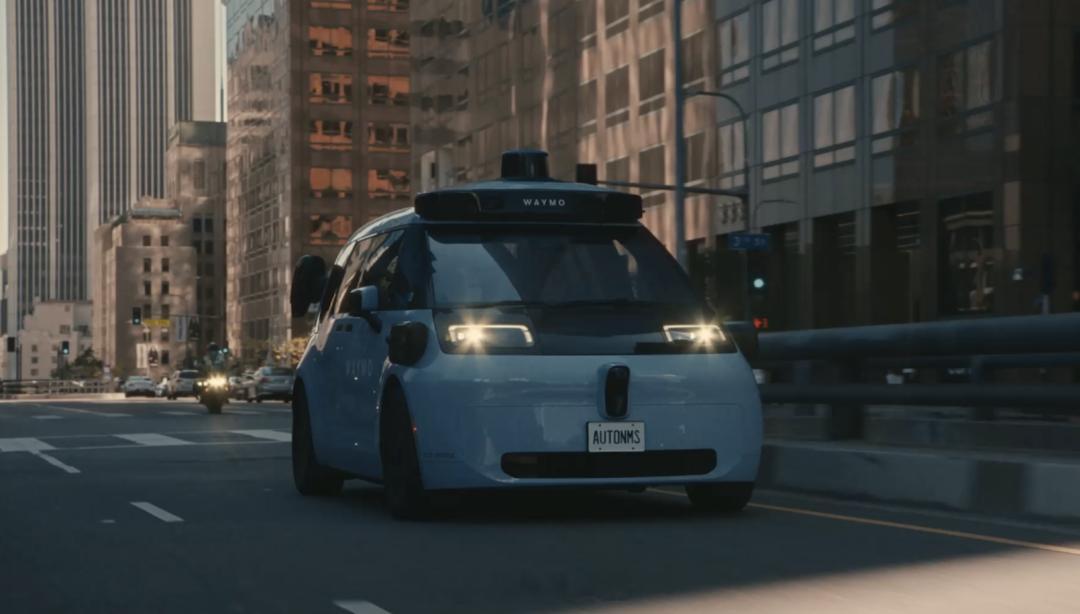 谷歌 Waymo 展示网约车 Ojai：整合 Gemini AI，三屏协同显示7