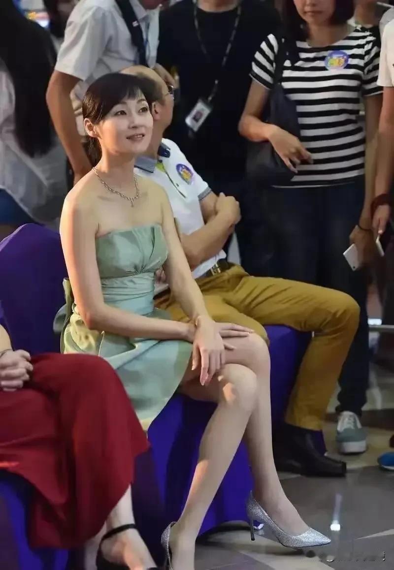 这么多年来，这个香港女艺人好像一直都不怎么显老，54岁的她看起来就像30多岁的少