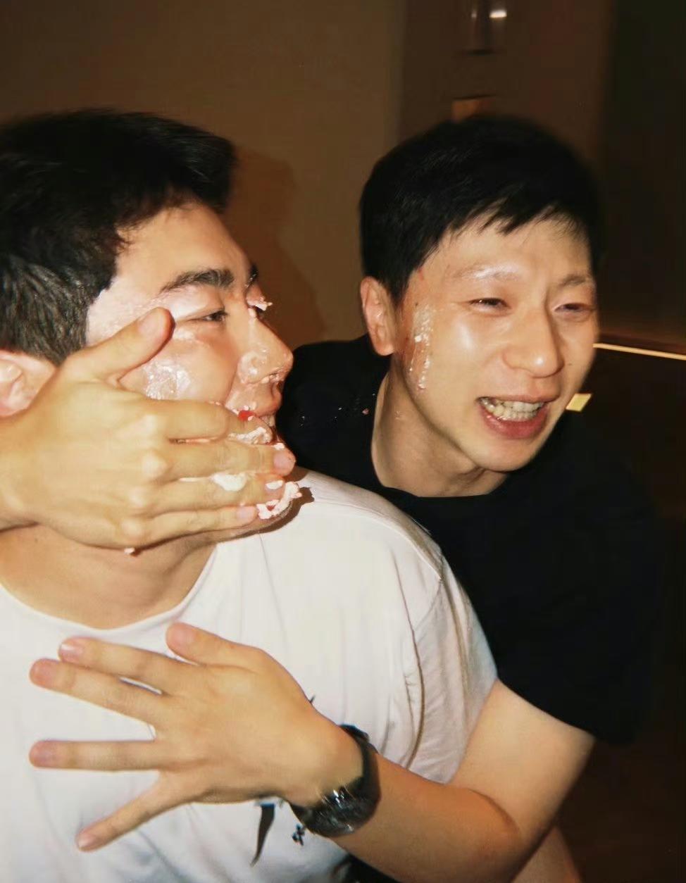 马龙：你这蛋糕是寿桃造型，我那也是，咱俩今天撞了。

梁靖崑：哥，你那颗大，我这