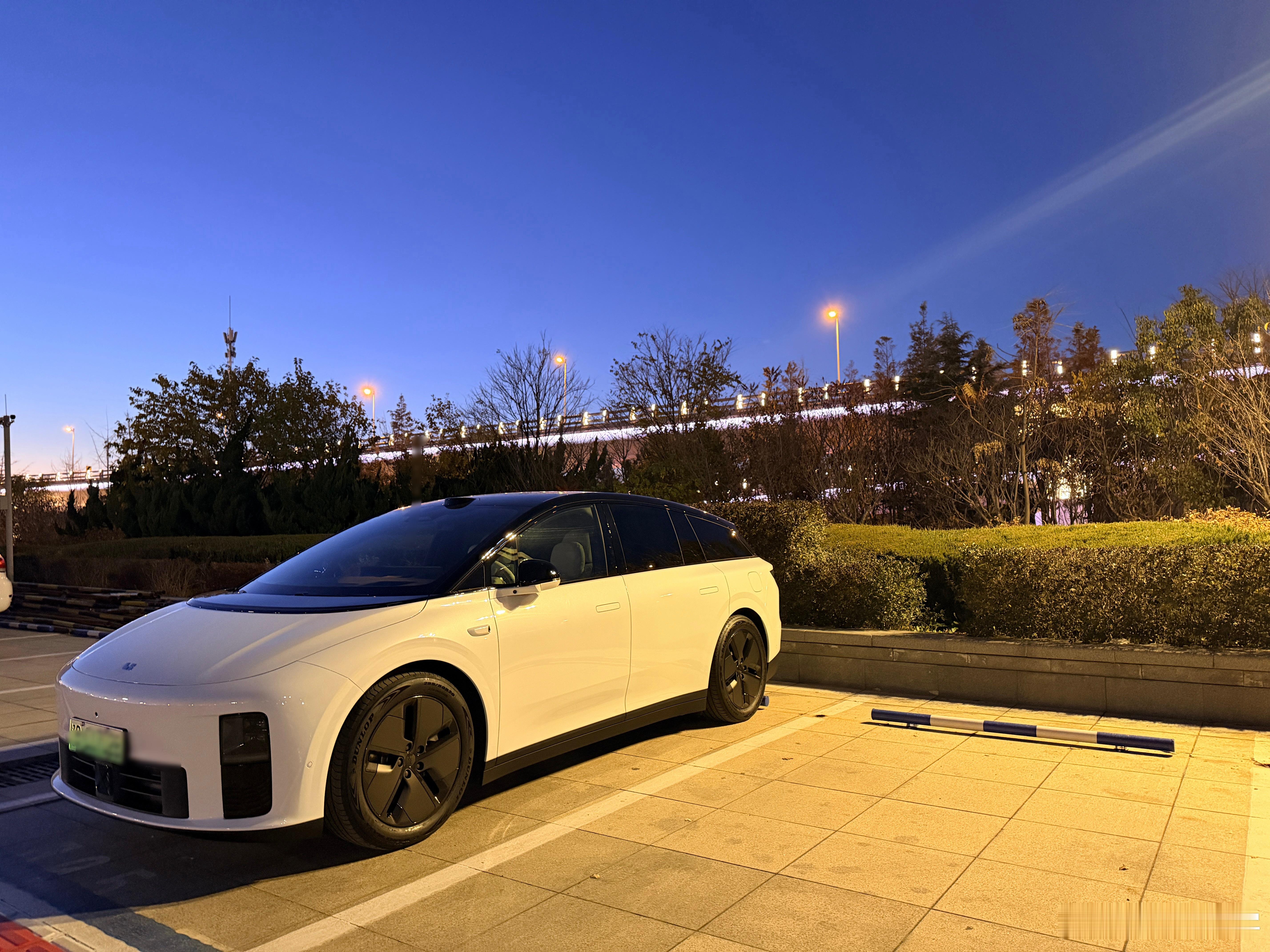 把理想i6停在大连北了，准备去理想北京总部看一看理想这家公司怎么回事，最近股票怎