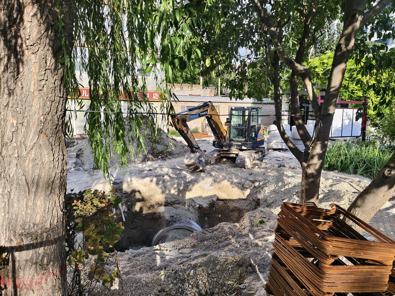 瞧瞧，运城市西花园内的下水管道维修还在加急修复中，清晨6点多，我在公园里晨跑，发
