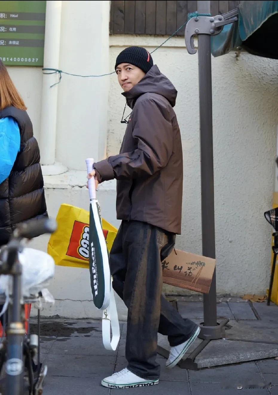 王阳这一身行头，好男人具象化了啊。
他陪着女儿打球回家，戴着针织帽，穿着棕色的冲