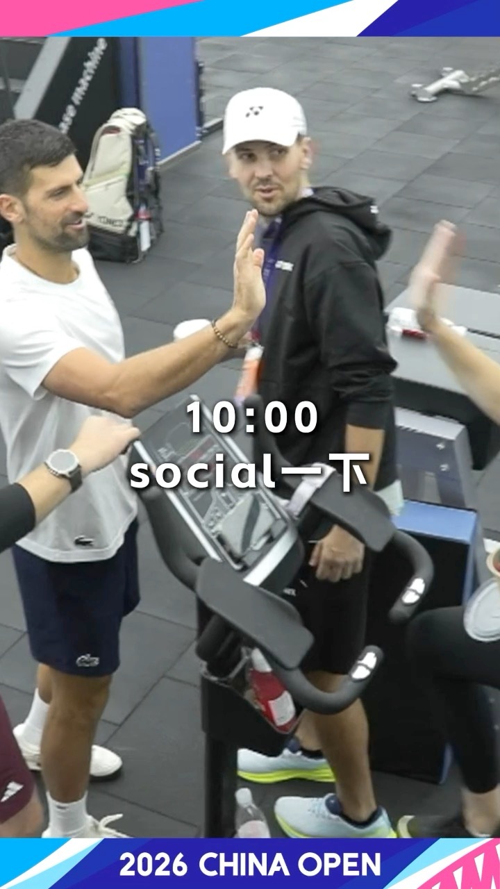 2026中网看衣服是昨天了，德约科维奇和莱巴金娜（端着一盒水果）击了个掌~👋?